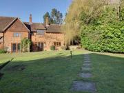 2 Bedrooms Cottage for rent in Warren House Road,...