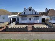 2 Bedrooms Detached bungalow for sale in Bournemouth...