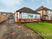 2 Bedrooms Detached bungalow for sale in Chessington...