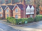 2 Bedrooms Detached house for sale in Portsmouth Road,...