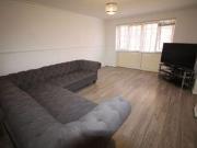 2 Bedrooms Flat for rent in Aragon Close, Hemel...