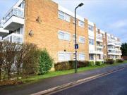2 Bedrooms Flat for rent in Arundel Court, Langley SL3