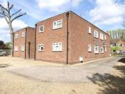 2 Bedrooms Flat for rent in Beecot Lane, Walton On...