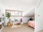2 Bedrooms Flat for rent in Buckland Crescent, London NW3