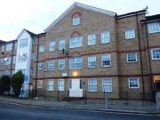 2 Bedrooms Flat for rent in Chase Court Gardens,...