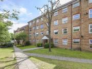 2 Bedrooms Flat for rent in Chigwell Lane, Loughton,...