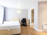 2 Bedrooms Flat for Rent in Commercial Road | Foxtons
