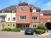 2 Bedrooms Flat for rent in Copthorne Common Road,...