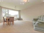 2 Bedrooms Flat for rent in Crakers Mead, Rosslyn Road,...