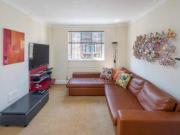 2 Bedrooms Flat for rent in Devonshire Close,...