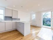 2 Bedrooms Flat for rent in Fontenoy Road, Bedford Hill SW12