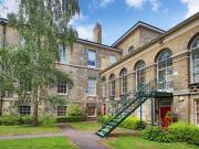 2 Bedrooms Flat for rent in Gilbert Close, London SE18