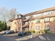 2 Bedrooms Flat for Rent in Glyn Avenue | Foxtons
