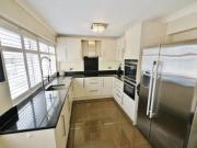 2 Bedrooms Flat for rent in Hamlet Court, Leonard Way,...