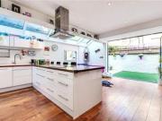 2 Bedrooms Flat for rent in Harbledown Road, Parsons...