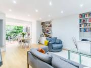 2 Bedrooms Flat for Rent in Holmbush Road | Foxtons