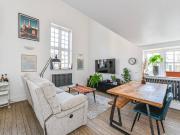 2 Bedrooms Flat for Rent in Kingsway Square, Battersea...