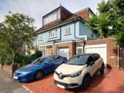 2 Bedrooms Flat for rent in Ladbroke Road, Redhill RH1