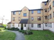 2 Bedrooms Flat for rent in Linwood Crescent, Enfield EN1