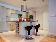 2 Bedrooms Flat for rent in Lombard Road, London SW11