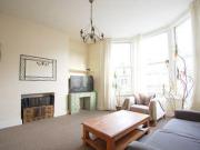 2 Bedrooms Flat for rent in Montrell Road, Streatham...