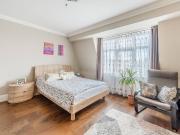 2 Bedrooms Flat for Rent in Pennine Drive | Foxtons
