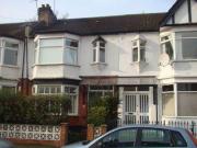 2 Bedrooms Flat for rent in Primrose Road, London E18