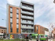 2 Bedrooms Flat for rent in Queensway, Redhill RH1