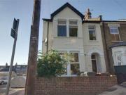 2 Bedrooms Flat for rent in Roland Road, Walthamwstow,...