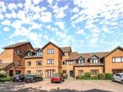 2 Bedrooms Flat for rent in Sadlers Court, Winnersh,...