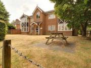 2 Bedrooms Flat for rent in Shepherds Lane, Bracknell RG42