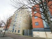 2 Bedrooms Flat for rent in Silurian Place, Cardiff CF10