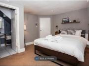 2 Bedrooms Flat for rent in Sugden Road, London SW11