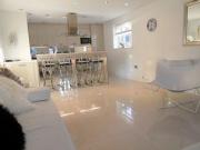 2 Bedrooms Flat for rent in Tythe Barn Lane, Dickens...