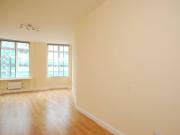 2 Bedrooms Flat for Rent in Warren Court | Foxtons