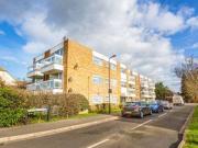 2 Bedrooms Flat for sale in Arundel Court, Slough SL3