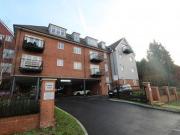 2 Bedrooms Flat for sale in Cardew Court, Crowthorne...