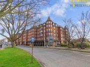 2 Bedrooms Flat for sale in Castlemeads Court,...