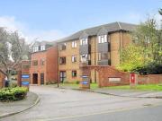 2 Bedrooms Flat for sale in Crescent Dale, Maidenhead,...