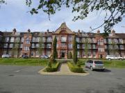2 Bedrooms Flat for sale in Kingswood Park, Kingswood,...