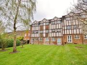 2 Bedrooms Flat for sale in Lorne Gardens, Knaphill,...