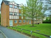 2 Bedrooms Flat for sale in Lorne Gardens, Woking,...