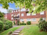 2 Bedrooms Flat for sale in Newton Court, Haywards...