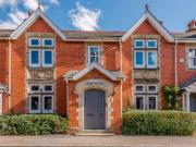 2 Bedrooms Flat for sale in Peel House, Barttelot Road,...