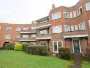 2 Bedrooms Flat for sale in Riverbank, Laleham Road,...