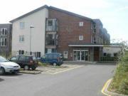 2 Bedrooms Flat for sale in The Pines, Forest Close,...