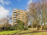 2 Bedrooms Flat for sale in Vicarage Fields, Walton On...