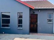 2 bedrooms house available to let in.