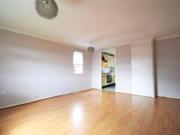 2 Bedrooms Maisonette for rent in Lullingstone Avenue,...