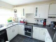 2 Bedrooms Maisonette for rent in Queens Road, Egham,...